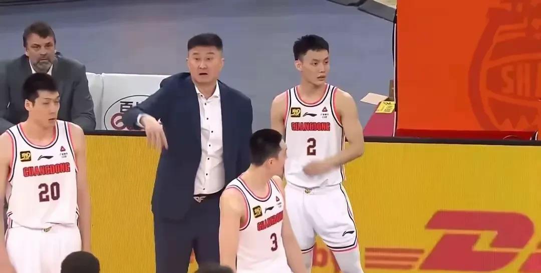 因为有上一场被“狂虐”41分的广东队比赛，所以今天不少球迷都来预测这场比赛的结果