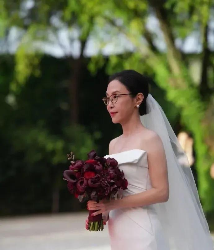 李国庆赚大了！
8月21号，刚办完婚礼没几天，张丹红就扔出婚礼照，配文里“用余生