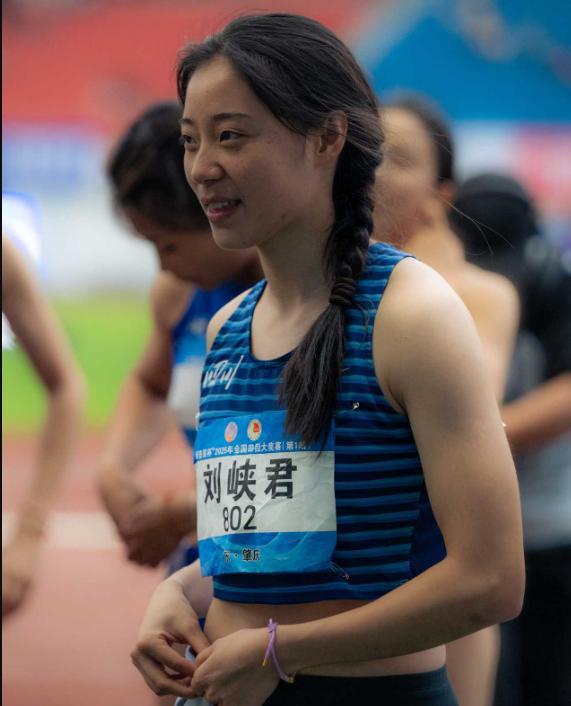 有人问，19岁短跑美少女刘峡君为什么对清华大学执念那么大，去年高考差4分没考上，