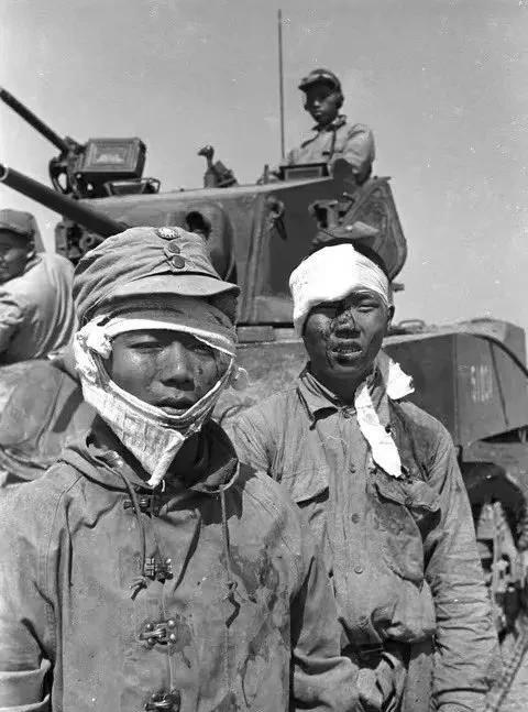 1949年，两名受伤的国军士兵，此时内战已进入到最后的阶段。