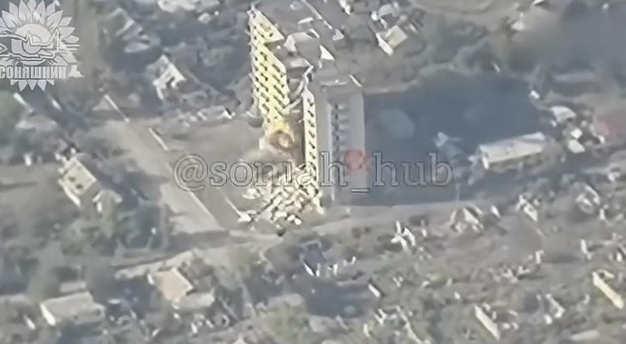 乌克兰空军精准炸平一座俄军指挥所！
乌克兰也学会了以色列的精髓，只针对军事目标打