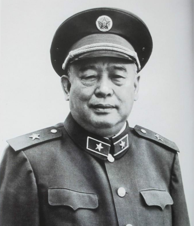 1960年，总参谋长罗瑞卿大将正在办公，秘书进门报告：“余部长来了，请您帮忙，空