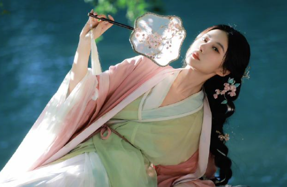 吴优的端午粉嫩美照，她的古风妆造，还是很有特点的！