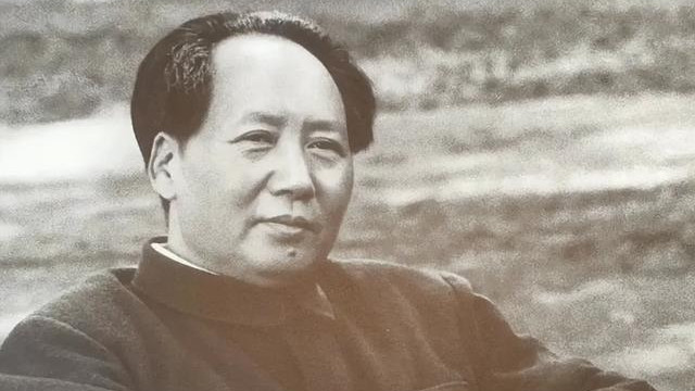 什么人才能葬在八宝山？其中他的墓第一大，毛主席亲笔题碑文