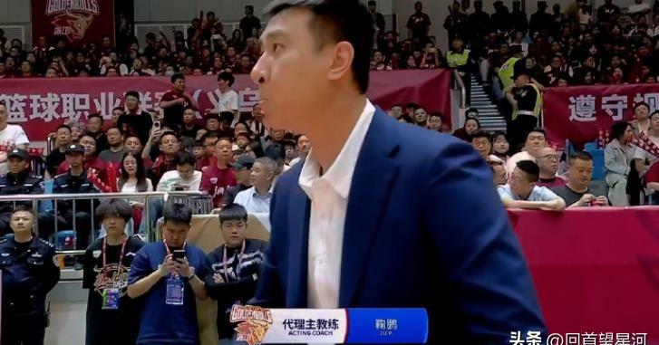 浙江与青岛，双方均由代理教练临场指挥，这实属罕见。青岛队对新教练显然不太适应，开