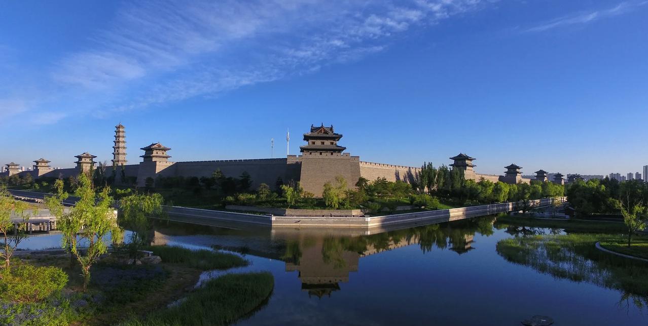 从当初开建时反对声一片，到离任时万人空巷含泪送别；从当初的耿拆拆，到如今人们心目