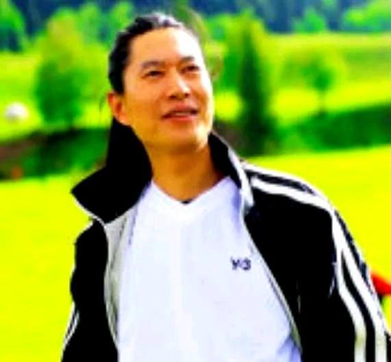 虽说他之前直播间里提过八年没联系师傅，去年唯一一次接触还是师娘送了鞋，但这波操作