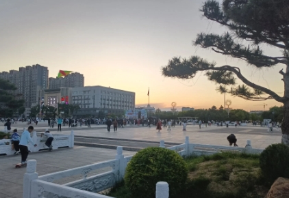 最近村里的老刘和二婚妻子乐得合不拢嘴，因为已经32岁的儿子终于有了对象，并且女方