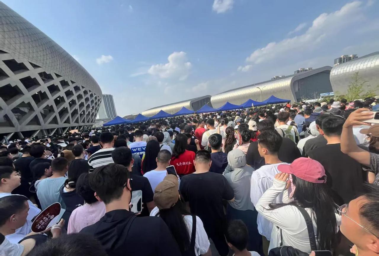 说真的，
我爸一个业余的足球观众昨天听了何涛解说的苏超都直摇头，说这还不如我一个
