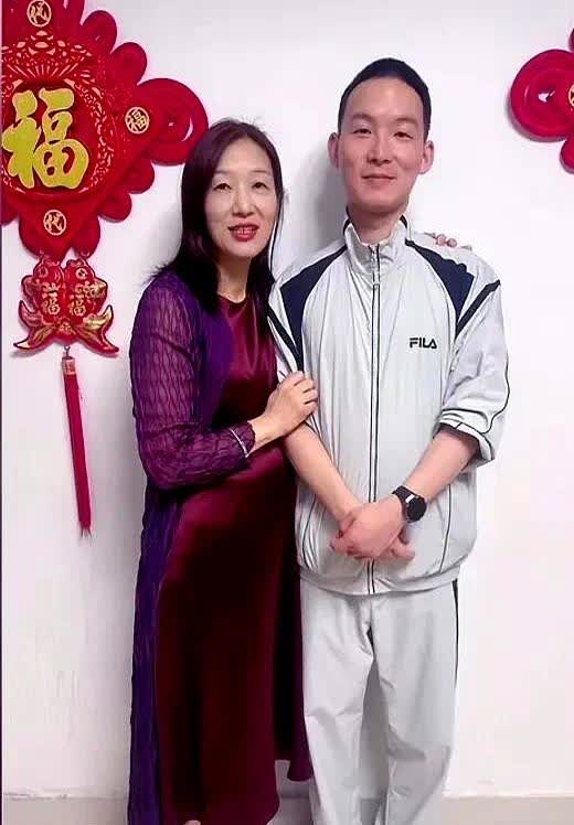 25年啊！谁能想到还能有母子重逢这一天？最近在河南某地派出所里，一个叫谢浩楠的退