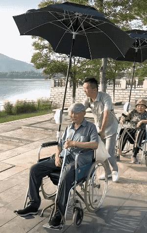 作为独生子女父母，看到这样的情景有些揪心，也非常理解小伙子的孝顺和无奈。
朋友老