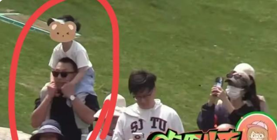 赵丽颖陪娃出游曝光，想想骑在司机脖子上相处很和谐，画面温馨