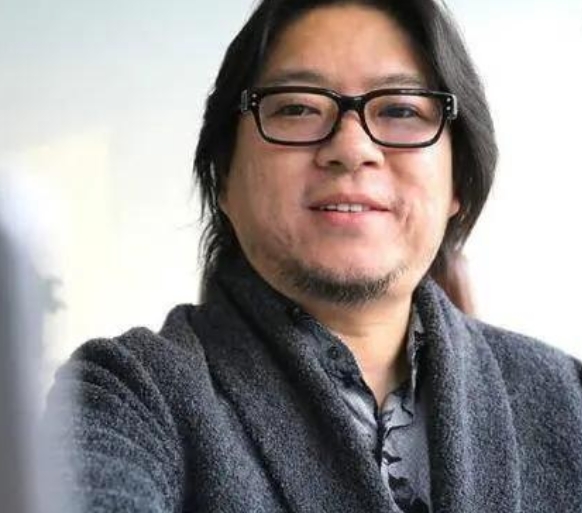 一次，主持人问高晓松:“你恨老狼吗？”高晓松咬牙切齿地说:“我恨，《同桌的你》他