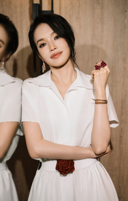 舒淇新造型一袭白裙演绎明艳白玫瑰A
舒淇身穿一袭白色开衩长裙出席主演新剧全球直