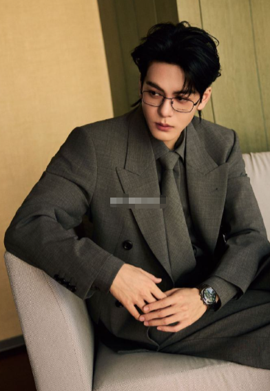 看到曾舜晞的西服造型，才明白什么叫长得像宝宝穿得却很沉稳。他身上的西装质感很好，