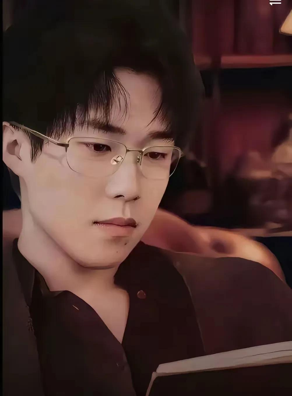这还是王楚钦吧，妥妥一个言情小说里的霸道总裁呀！
据说这是某广告公司拍的广告，不