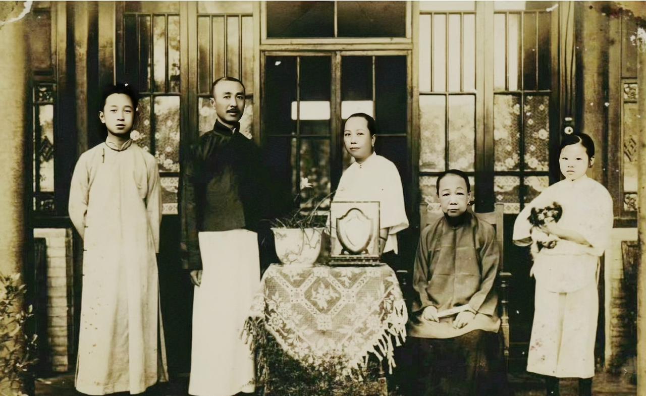 1927年，16岁的钱学森罕见的全家福合影，拍摄的地点是在钱家杭州方谷园别墅内，
