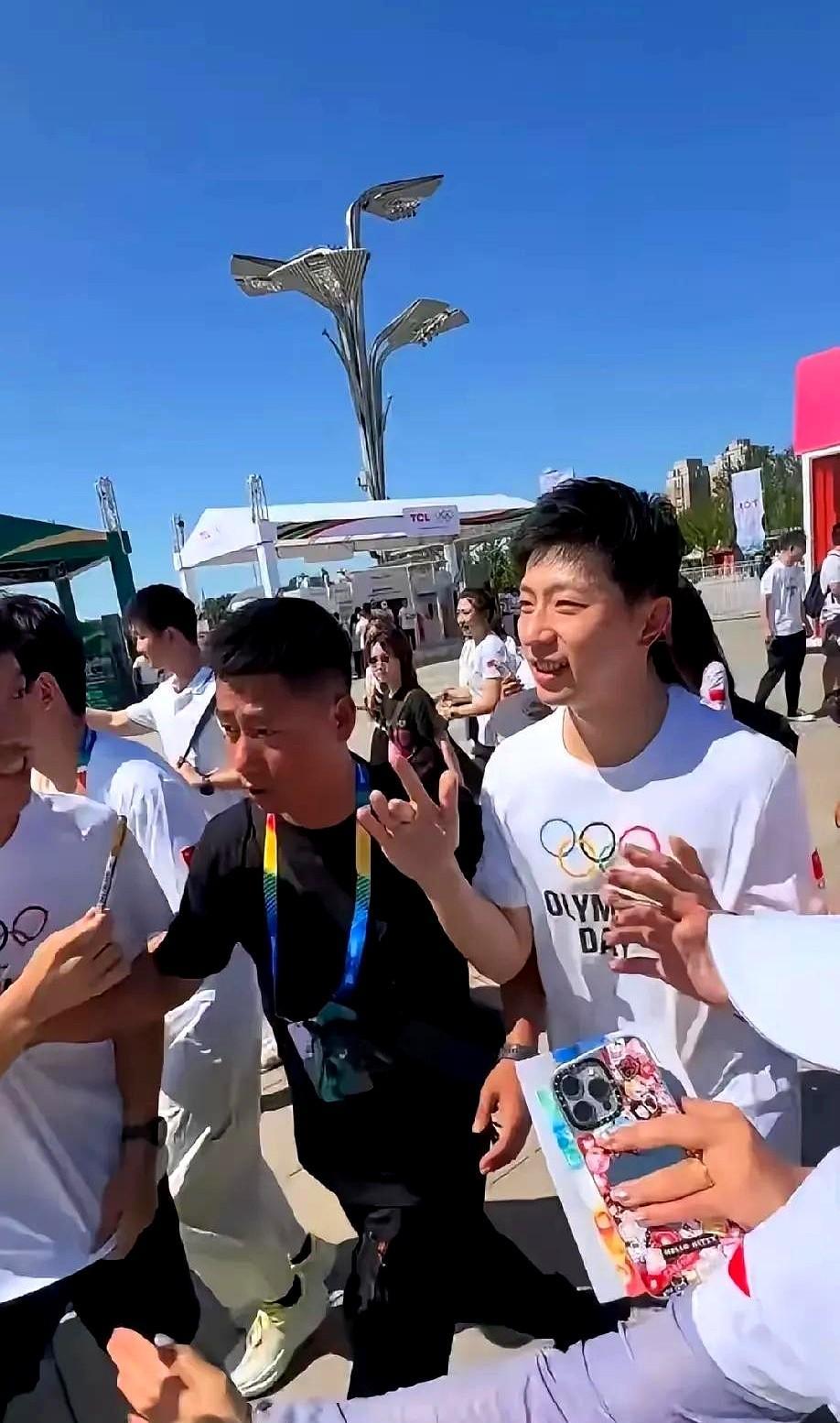 孙颖莎你个小骗子，你奥林匹克公园的摊到底摆在哪儿？就看见马龙跟张雨霏了
龙队这状