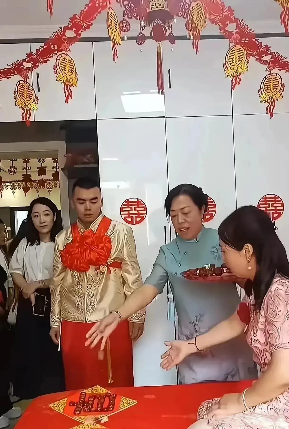 男子6万6块钱娶了一个妈。男子35岁家里穷，一直未娶。一次偶然机会媒婆牵线认识镇