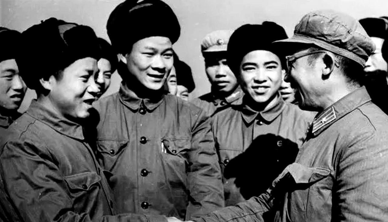 1958年，1位老首长前往西安视察，兰州军区空军副政委负责接待。吃饭时，老首长越