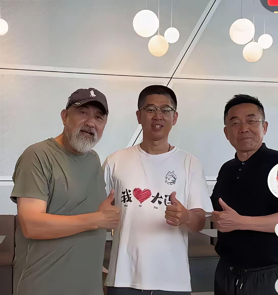 你怎么个事儿，你怎么了？你能不能懂点事？信不信我干你？来来，你出来！啪啪，给了兔