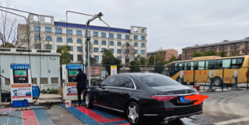 奔驰S400在自助洗车机洗车，是老板个人爱好还是老板另有苦难言？