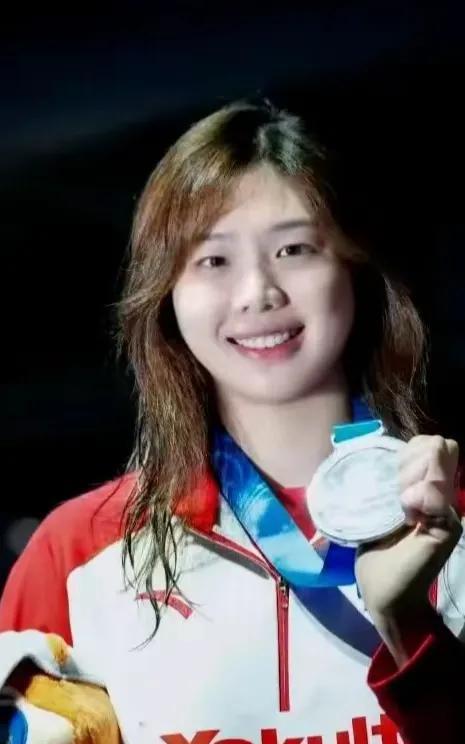 唐钱婷，2004年生于上海，中国女子游泳运动员。她5岁学游泳，11岁进入上海游泳