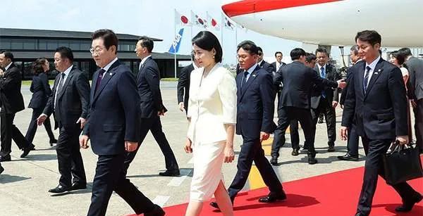 李在明携夫人今天到达日本，对日本进行国事访问。
然后，8月25日，在访问完日本并