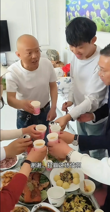 网友说姜爸爸直播是我唯一一次看直播全程没换频道的，全程笑死了😂😂

真的笑出