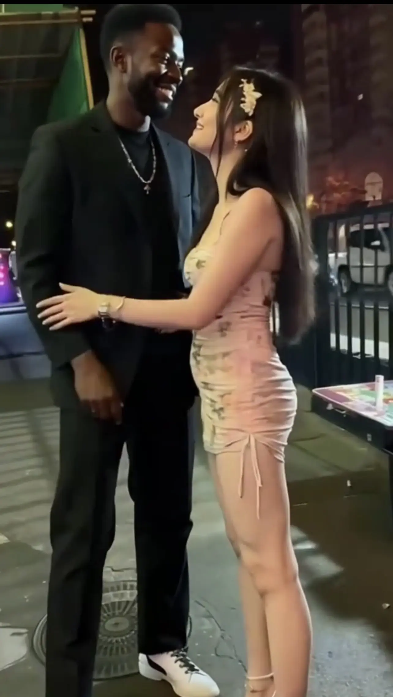 不知道是女生搭讪成功，还是男的，似乎都很开心。
