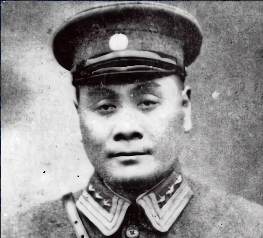 1935年，川军师长范绍增无意间发现小妾与校长有私情，没想到这个“哈儿”师长却一