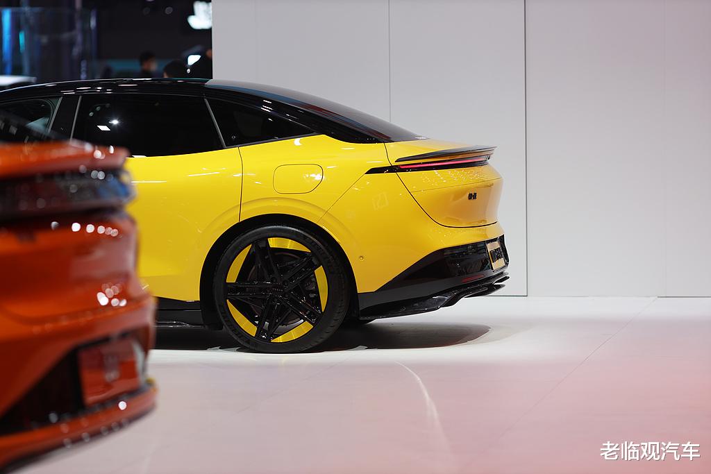 极氪007：电动轿车的创新与突破