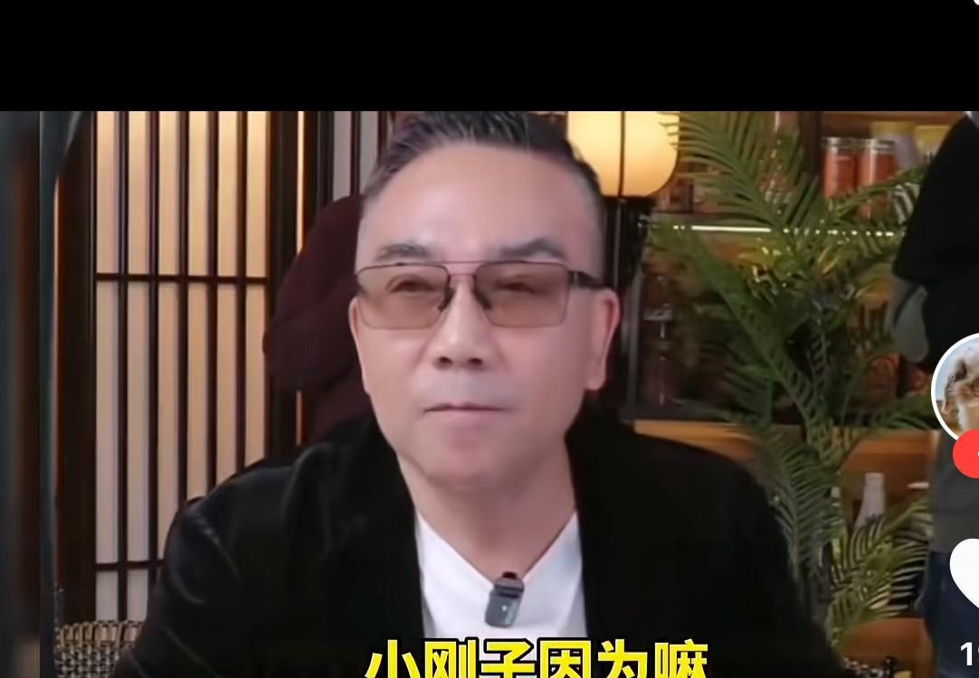 杨少华刚去世，杨议久趁着热度开直播，当初要死要活的样子全然不见，满血复活，精神抖