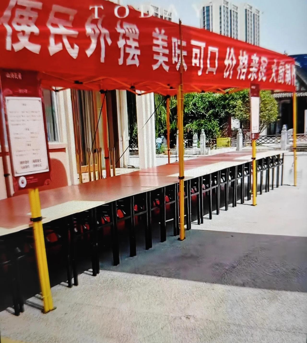 现在即墨区的大小饭店都开始跟风做外摆，无论是在城里还是在乡镇，很容易买到饭店的外
