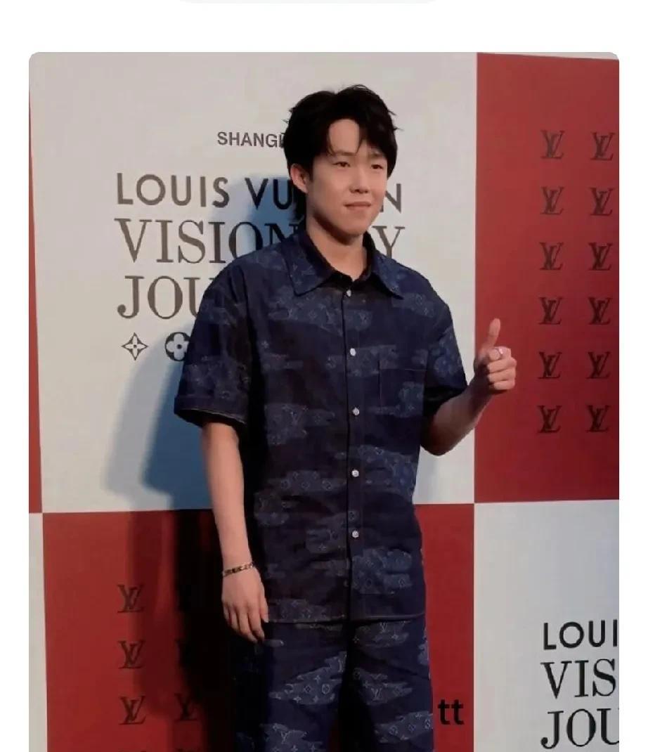 他参加LV活动，绝对是一股清流！
当娱乐圈的大咖们各种造型齐上阵的情况下，大头只
