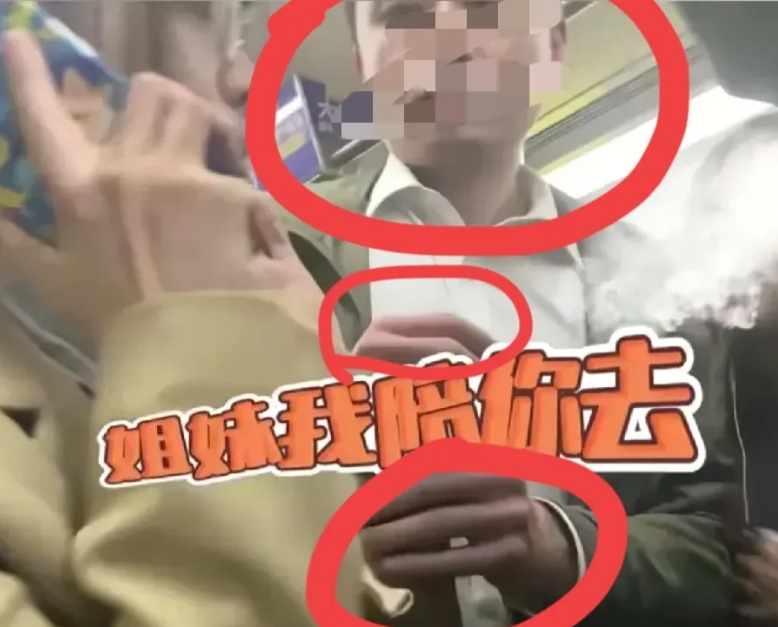 上海地铁男被发现时，整个人明显懵住了。那种一脸空白的样子，隔着屏幕都能感觉到他脑