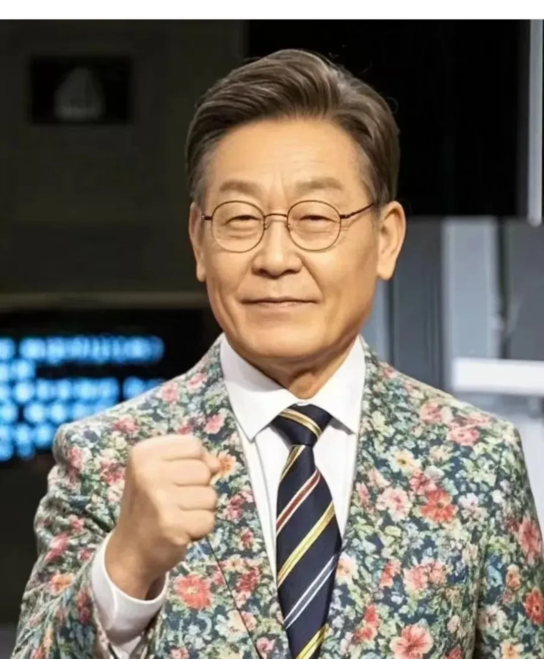 7月21日，韩国政府宣布正在研究改善与朝鲜的关系，其中包括允许民众申请前往朝鲜旅