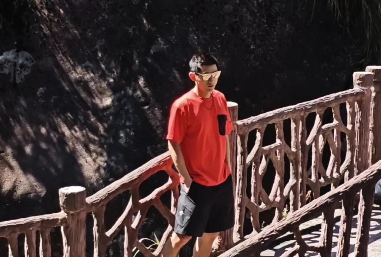 张继科现身白云山游玩，他正美美拍照呢，突然落水！不过他也蛮淡定，除了落水的第一秒