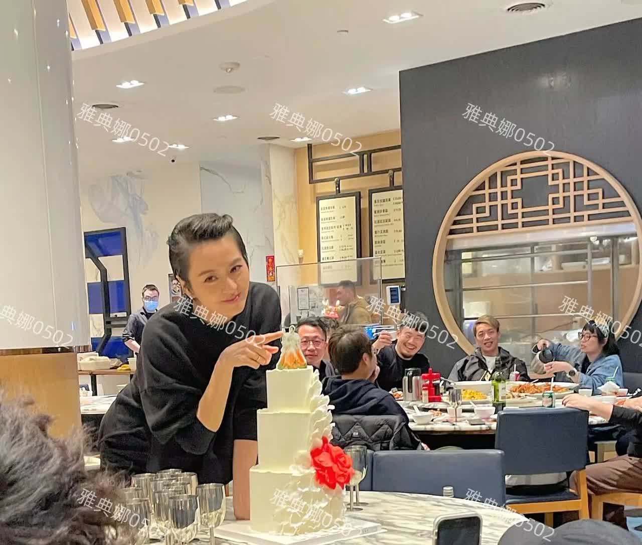 短发梁咏琪简直太绝了，从来没见过一个女生，梳短发大背头这么帅气，又美又飒气质真好