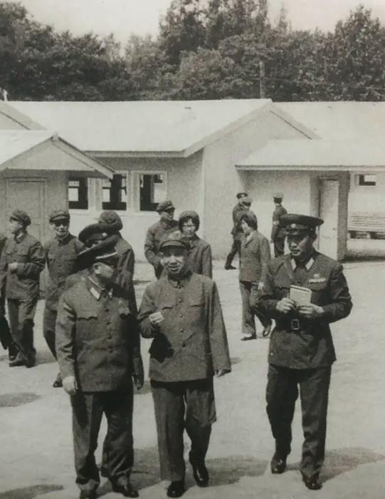 1978年8月18日-9月1日，粟裕大将率中国军事友好代表团赴朝鲜访问，加强中朝