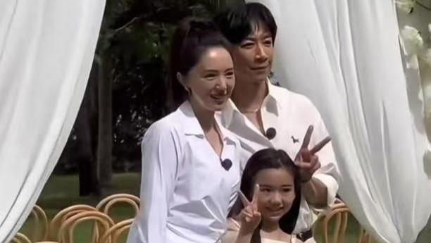 董璇婚礼现场曝光，一家三口比剪刀手超甜