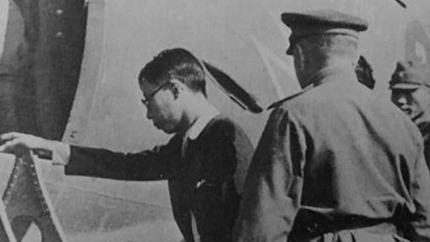 1950年，溥仪听说抗美援朝的事情后，当即撕开棉衣取出一件珍宝