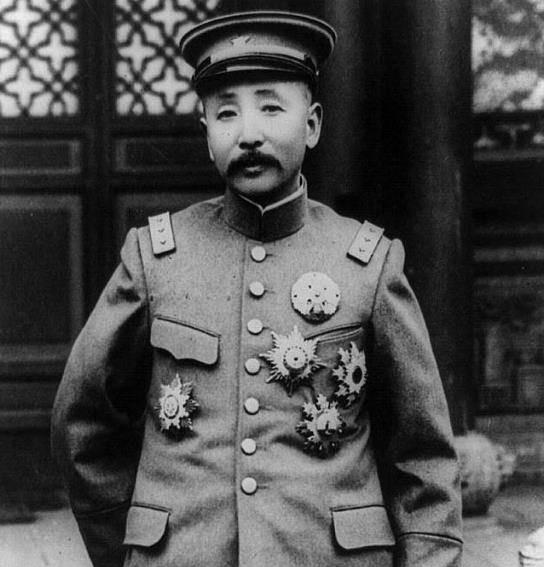 寡妇解衣救少年，竟养出东北王！1891年寒冬，16岁张作霖饿晕在孙家大院外。管家