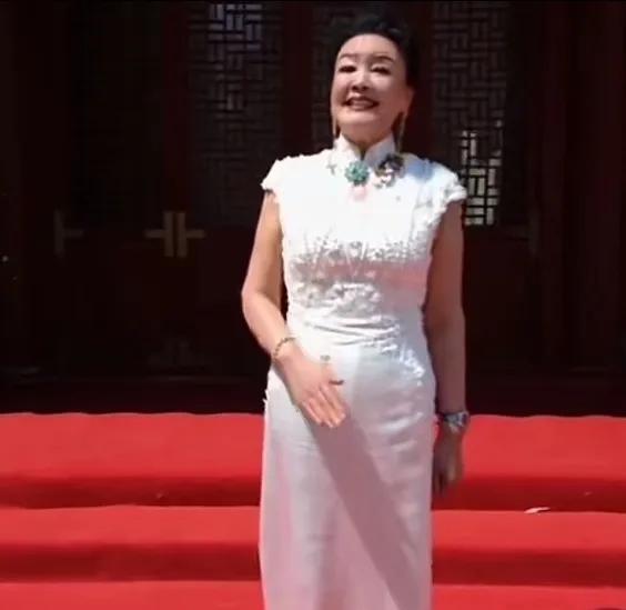 儿子婚礼上这么兴高采烈的家婆应该是头一份吧！
别人家都说婆媳是冤家，
别人家儿子