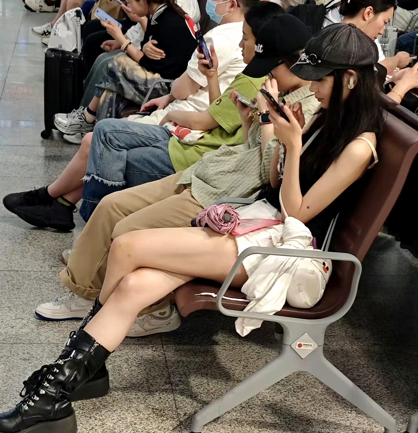 等高铁看到的漂亮女生，很可爱啊！ ​