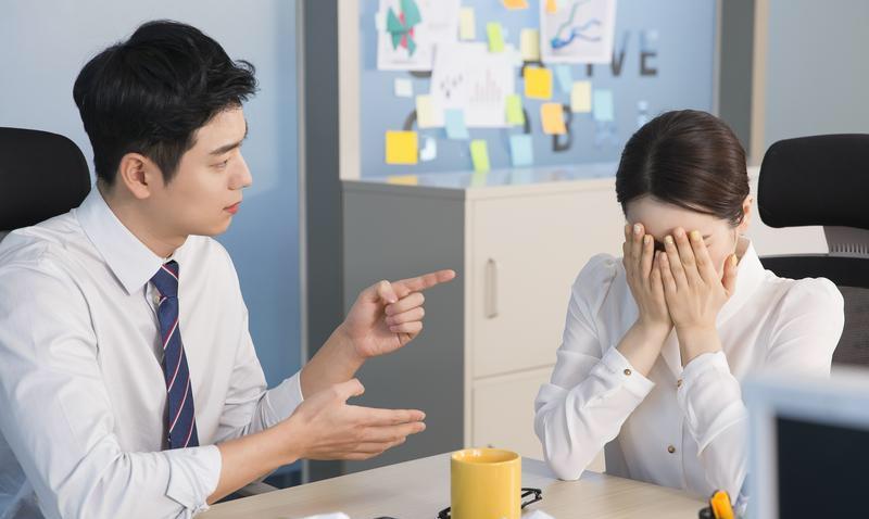 排挤你的上司小人，今年必定完蛋。
决策出现失误、团队人心离散，业绩大幅下降。
被