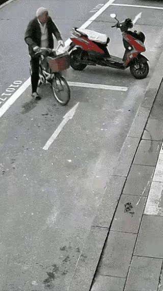 贪小便宜，不计后果
现在各种物质条件都提高了，可是社会上仍然有一些人，道德观念淡