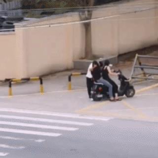说好请吃饭，这狗粮都撑死了！
当街热吻也是没谁了，现在的年轻人都不避嫌了吗？[捂