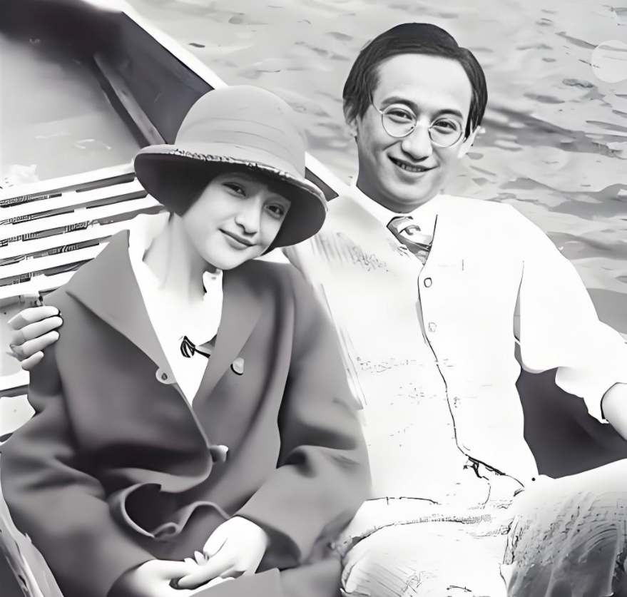 1932年七月徐志摩死后一年，徐父在给儿子遗孀陆小曼汇生活费时，写了这样的话，你