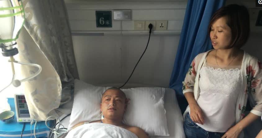 贵州一男子精力旺盛，天生神力白酒可以当水喝，一打五不落下风，平时没病没灾，医院检